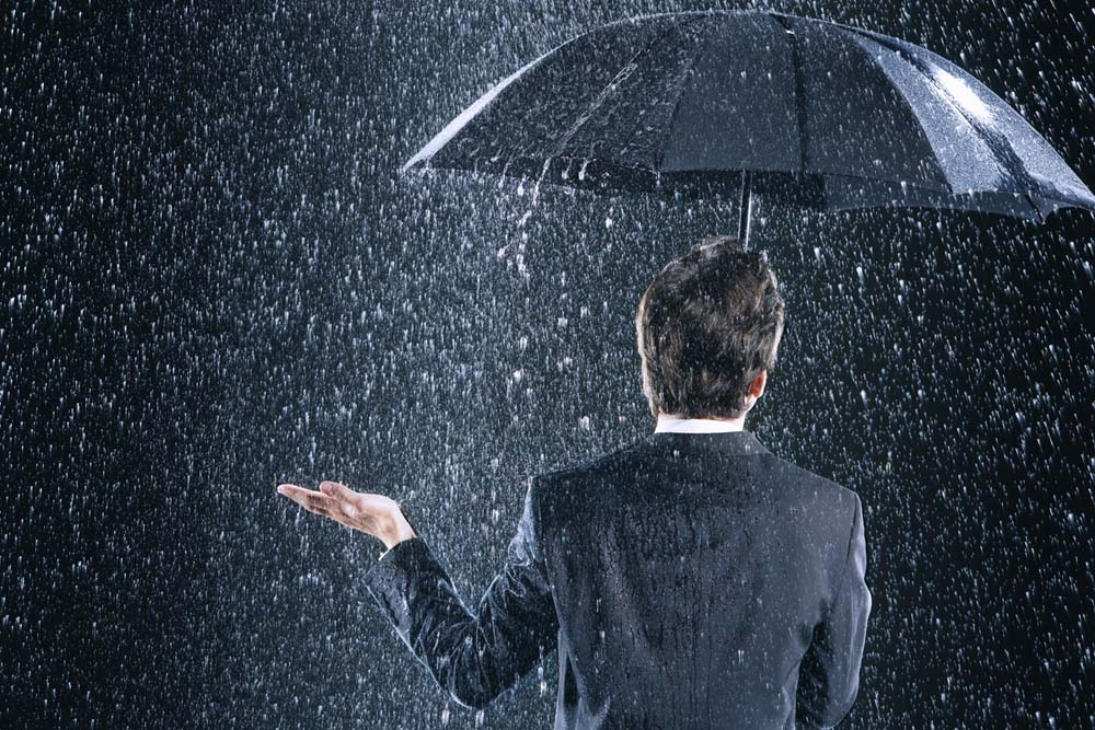 Raining man geri. Бизнесмен под зонтом. Дождь снаружи идет и внутри. Бизнесмен защита ветер зонт. Картина нищий под зонтом.